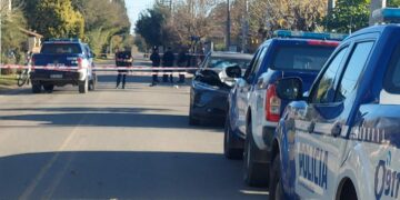 Un motociclista chocó contra una camioneta y murió