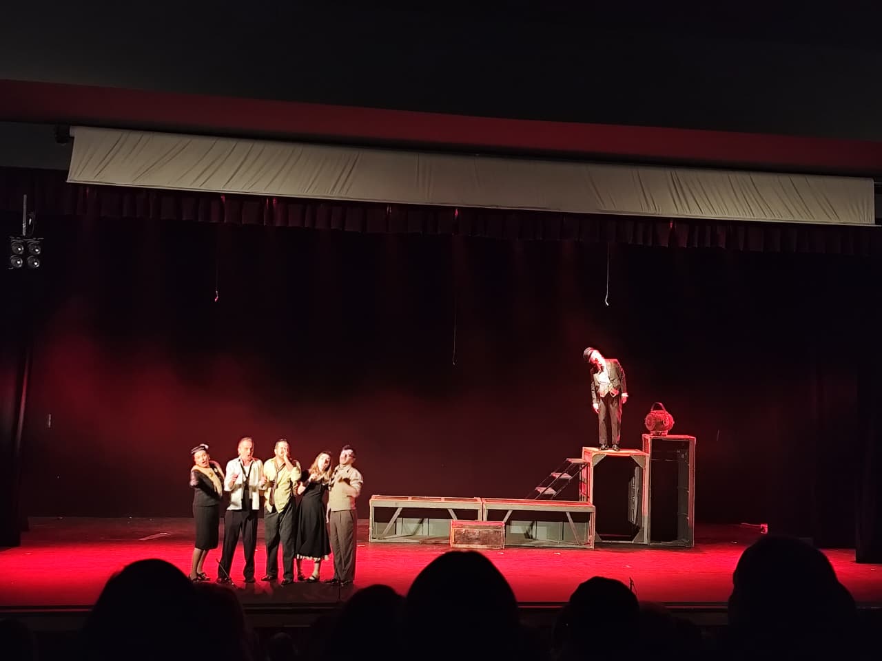 Tirria: una comedia fuera de lo previsible sobre el fracaso de sostener las apariencias