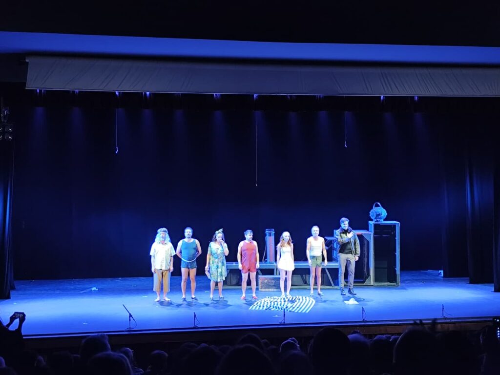 Tirria: una comedia fuera de lo previsible sobre el fracaso de sostener las apariencias