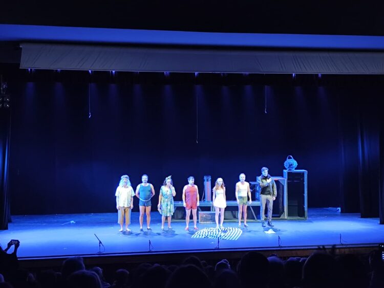 Tirria: una comedia fuera de lo previsible sobre el fracaso de sostener las apariencias