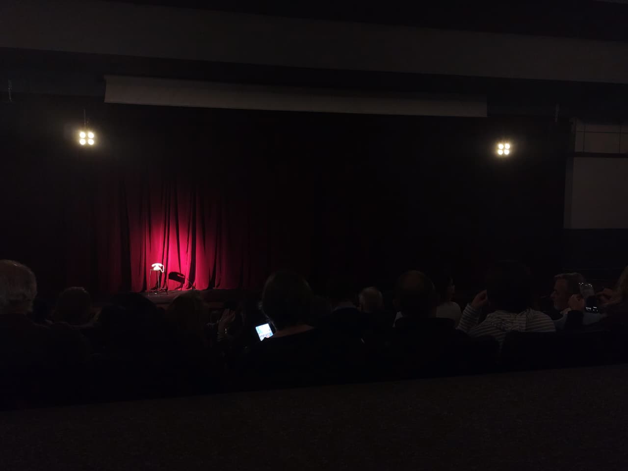 Tirria: una comedia fuera de lo previsible sobre el fracaso de sostener las apariencias