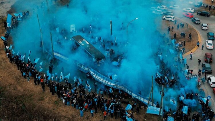 Hinchas de Belgrano realizaron un multitudinario banderazo en Buenos Aires para alentar al equipo antes de la semifinal ante Argentinos Juniors por el Torneo Apertura.