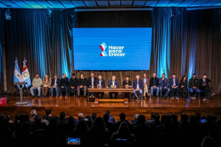 El gobernador recibió a jefes comunales e intendentes de los 13 departamentos afectados por el proyecto de ley.