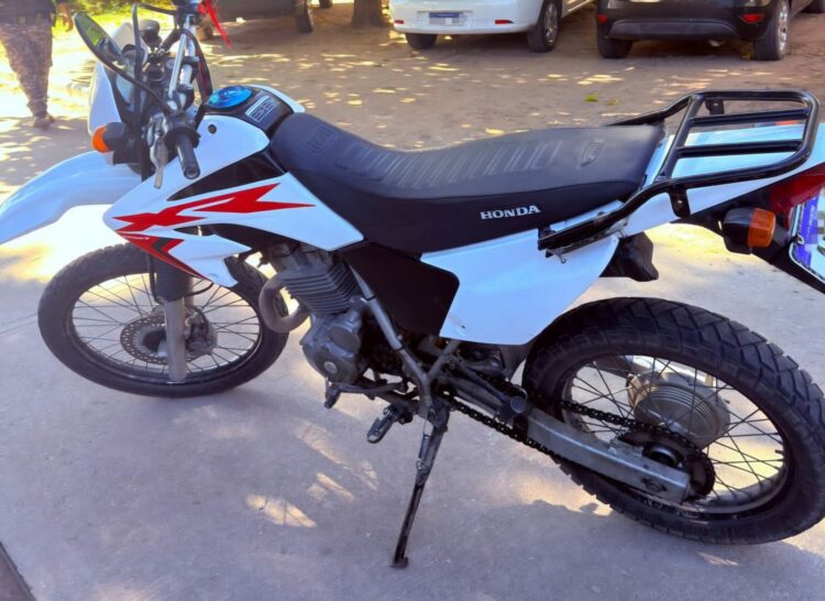 Un joven fue detenido tras intentar robar un celular en Nueva Córdoba y escapar en una motocicleta con pedido de secuestro judicial.