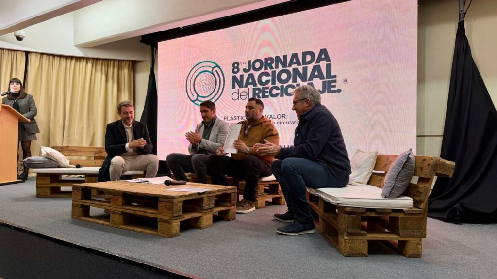 La industria del reciclaje debatió el uso de plásticos en la obra pública