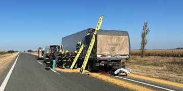 Accidente entre dos camiones en la autopista Córdoba-Rosario
