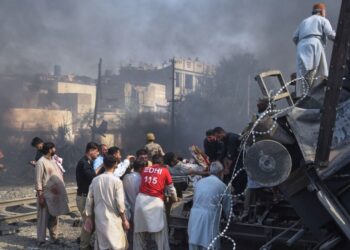 Al menos 24 muertos tras un atentado contra un tren militar en Pakistán