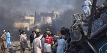 Al menos 24 muertos tras un atentado contra un tren militar en Pakistán