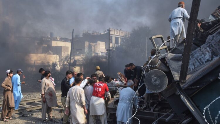 Un atentado con bomba contra un tren militar en Pakistán dejó al menos 24 muertos y más de 50 heridos en la provincia de Baluchistán, una de las regiones más conflictivas del país.