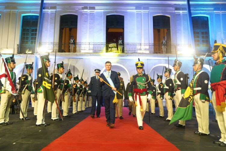 Passerini encabezó el tradicional relevo de guardia La ceremonia contó con música folclórica, chocolate caliente y la participación del Regimiento de Infantería de Paracaidistas 2 “General Balcarce”.