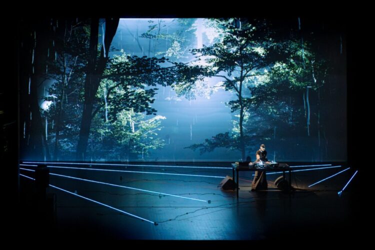 Ciencia ficción, música electrónica y visuales 3D se conjugan en el Comedia La propuesta ya tuvo una reciente presentación en el Centro de Experimentación del Teatro Colón, en el marco de La Noche de las Ideas.