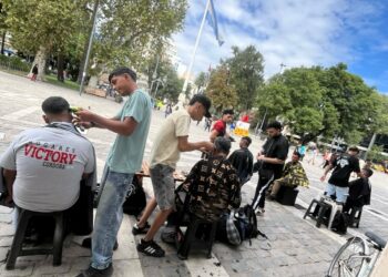 “De corazón siempre”: barberos cordobeses que ayudan a personas en situación de calle Barberos cordobeses realizan jornadas solidarias para personas en situación de calle.