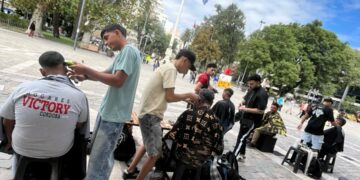 Barberos cordobeses realizan jornadas solidarias para personas en situación de calle.