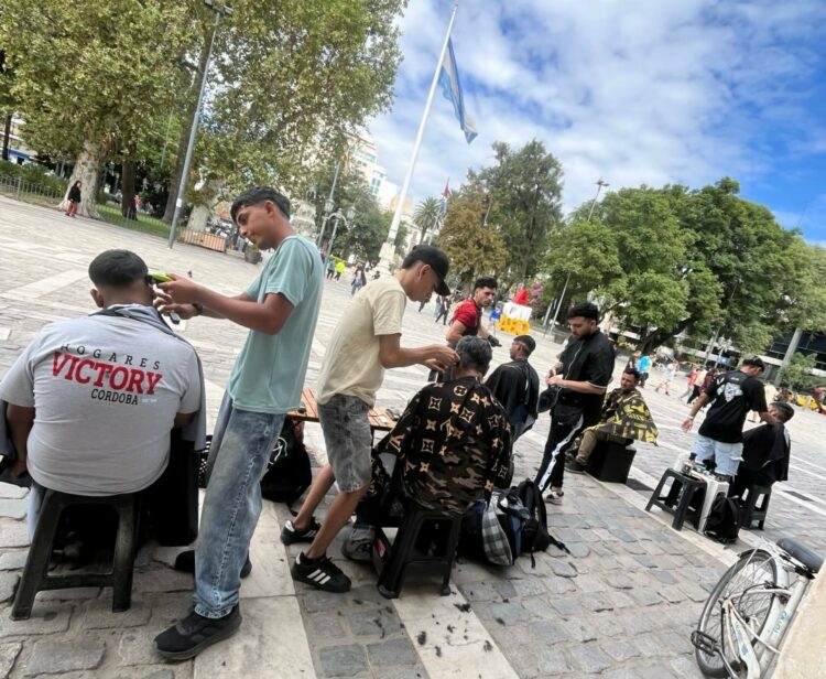 “De corazón siempre”: barberos cordobeses que ayudan a personas en situación de calle Barberos cordobeses realizan jornadas solidarias para personas en situación de calle.