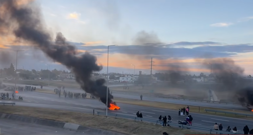 Encontraron a Agostina Vega sin vida: incidentes en la comisaria y la palabra del fiscal Manifestantes quemaron neumáticos sobre avenida Circunvalación.