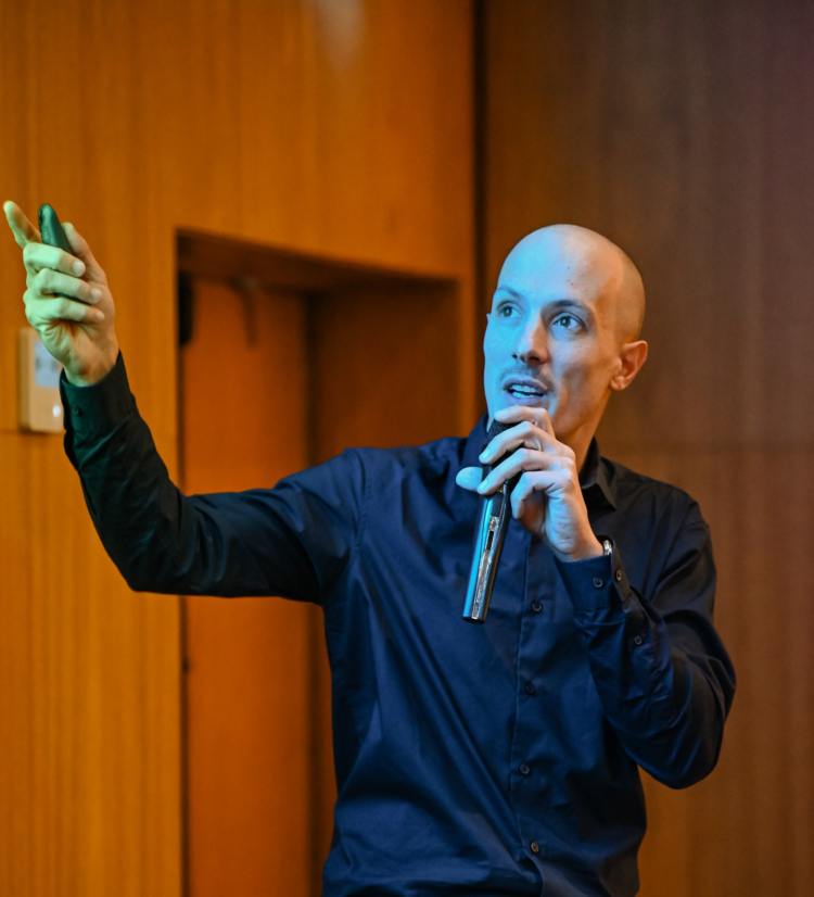 El ingeniero Fernando Filippetti, reconocido por su participación en el desarrollo del microsatélite ATENEA.