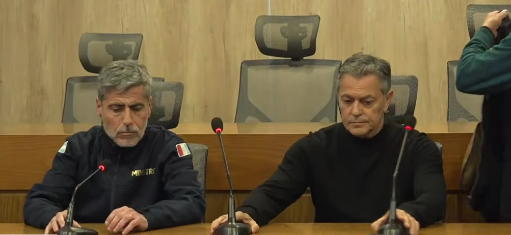 Encontraron a Agostina Vega sin vida: incidentes en la comisaria y la palabra del fiscal El fiscal Raúl Garzón brindó detalles de la investigación junto al ministro de Seguridad, Juan Pablo Quinteros.