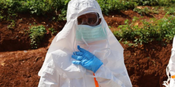 Detectaron embarcaciones provenientes de zonas de riesgo por el ébola El ébola afecta a varios puntos de África. Trabajador sanitario en Congo.