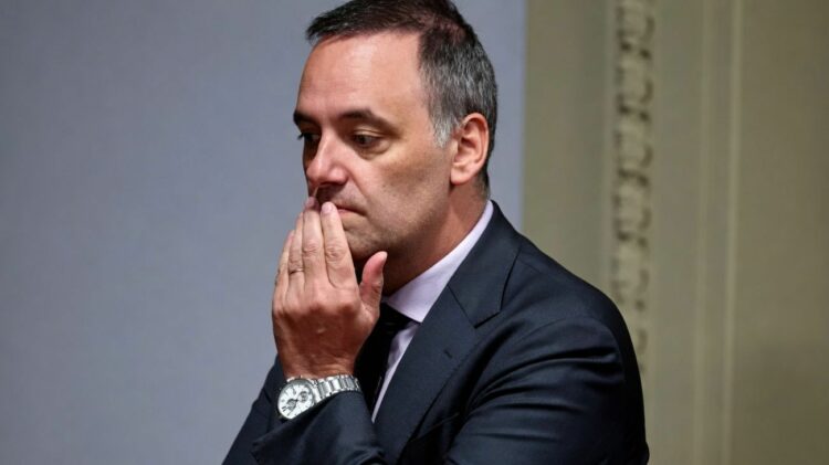 La oposición reprogramó para el 20 de mayo la sesión para interpelar a Manuel Adorni, tras no reunir el quórum necesario y sumar al peronismo a una nueva estrategia parlamentaria.