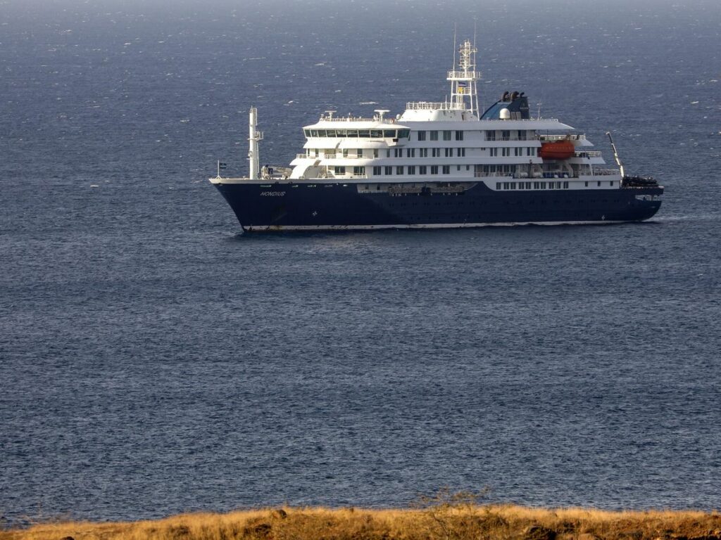 Tenerife activa un operativo sin precedentes para evacuar el crucero afectado por hantavirus