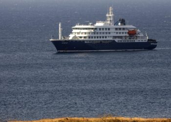 Tenerife activa un operativo sin precedentes para evacuar el crucero afectado por hantavirus