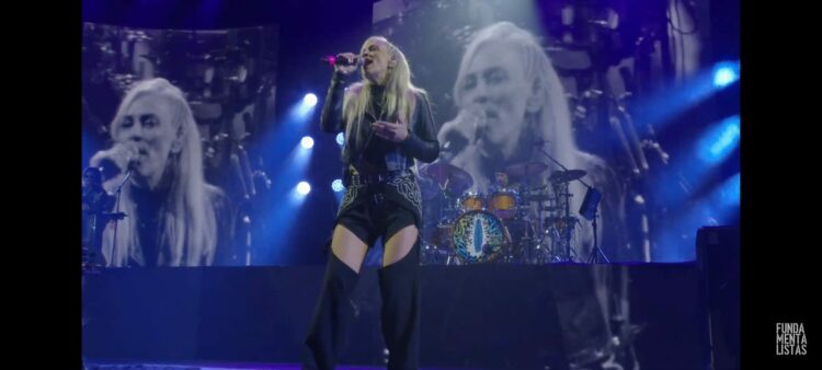 La “misa” ricotera: el vivo del show de Los Fundamentalistas El show, que comenzó pasadas las 21, se extendió durante más de tres horas y tuvo su cierre explosivo con “Ji Ji Ji”, desatando una vez más —bajo el frío de otoño— el pogo ricotero en el Anfiteatro José Hernández.