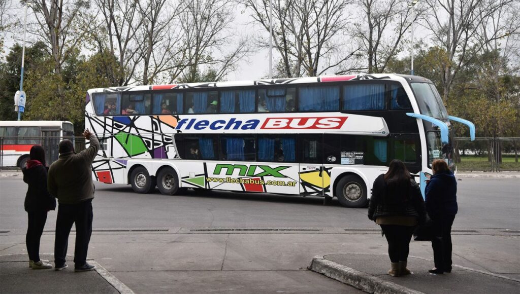 El Gobierno elimina subsidios para pasajes gratuitos en micros de larga distancia