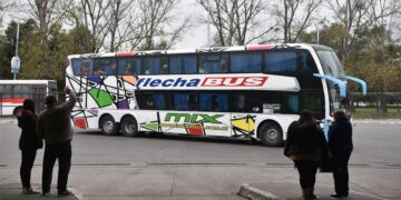 El Gobierno nacional eliminó las compensaciones estatales para pasajes gratuitos en micros de larga distancia, aunque el beneficio para personas con discapacidad, trasplantados y niños con cáncer continuará vigente.