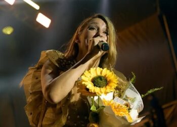 Con las bandanas sobre la frente y el sueño de las flores amarillas