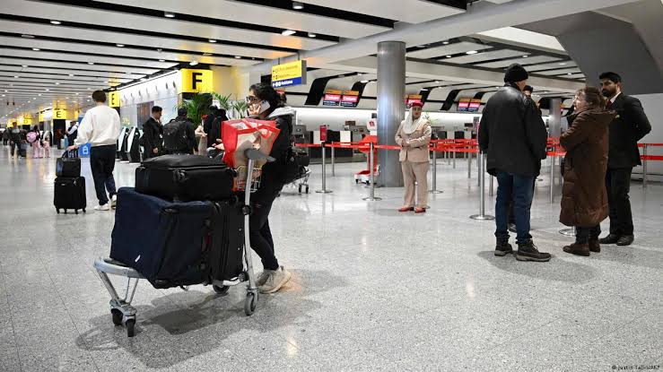 EEUU, México y Canadá anuncian medidas para viajeros por riesgo de ébola Las medidas también han sido diseñadas para mantener los viajes y el comercio a través de sus fronteras.