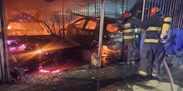 Incendio en un merendero de barrio SEP: tres autos y tres motos destruidos