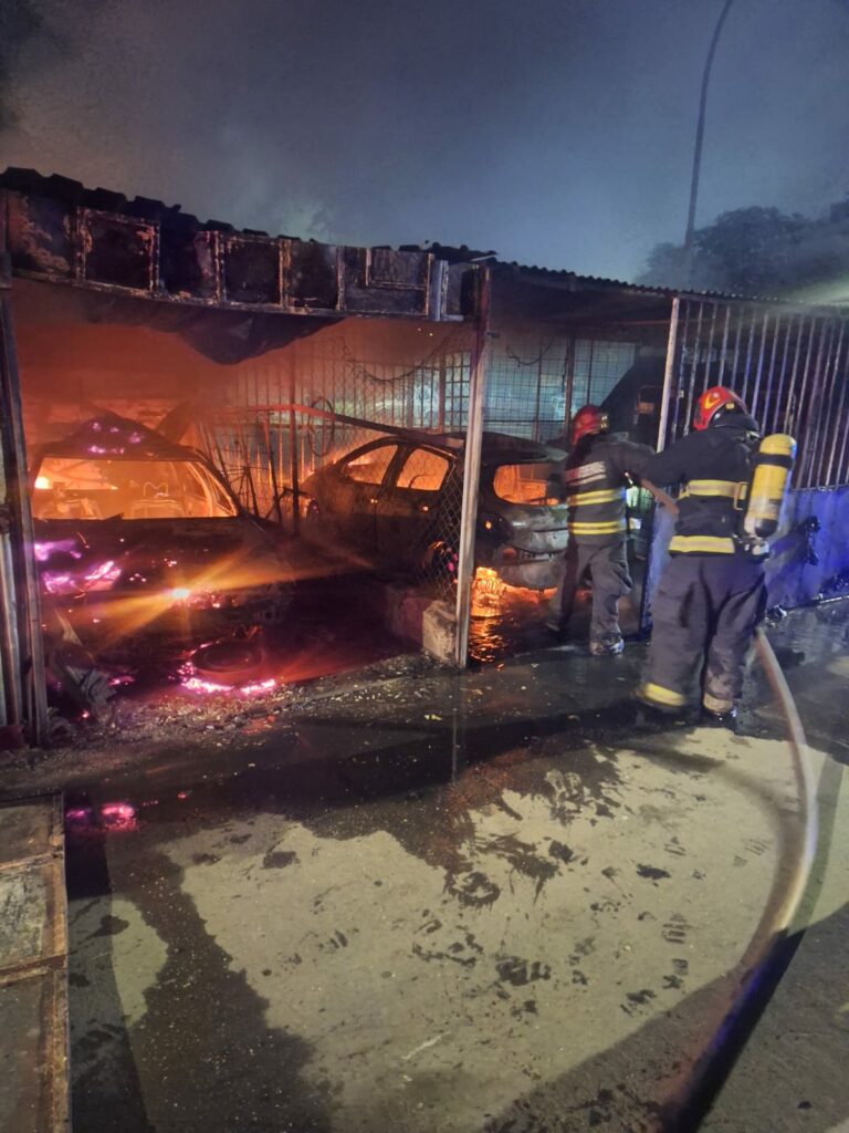 Incendio en un merendero de barrio SEP: tres autos y tres motos destruidos Incendio en un merendero de barrio SEP: tres autos y tres motos destruidos