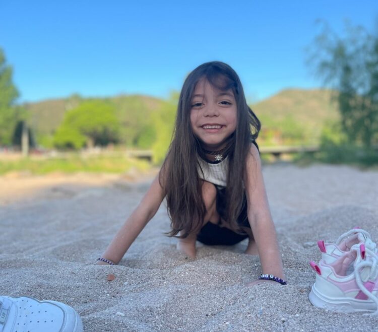 Julia tiene 5 años, necesita una cirugía respiratoria urgente y su familia denuncia falta de respuestas del sistema de salud.