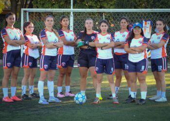 Robaron la nueva indumentaria del equipo Linces antes de su estreno Integrantes de Linces durante la sesión de fotos realizada el domingo pasado.