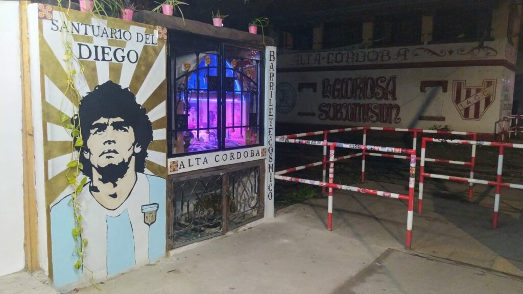 Abre todos los días desde las 17:30 en Alta Córdoba, donde vecinos pueden dejar su ofrenda a Diego Armando Maradona.