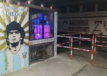 Abre todos los días desde las 17:30 en Alta Córdoba, donde vecinos pueden dejar su ofrenda a Diego Armando Maradona.