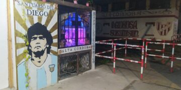 Abre todos los días desde las 17:30 en Alta Córdoba, donde vecinos pueden dejar su ofrenda a Diego Armando Maradona.