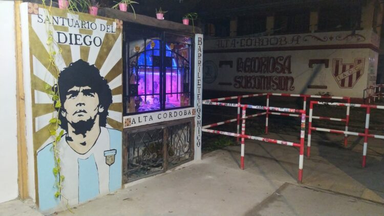 Abre todos los días desde las 17:30 en Alta Córdoba, donde vecinos pueden dejar su ofrenda a Diego Armando Maradona.