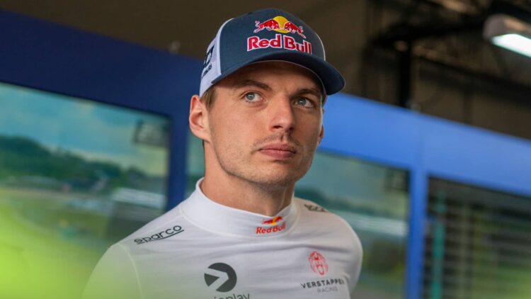 Max Verstappen abandonó las 24 Horas de Nürburgring por una falla mecánica cuando lideraba la competencia a menos de cuatro horas del final.