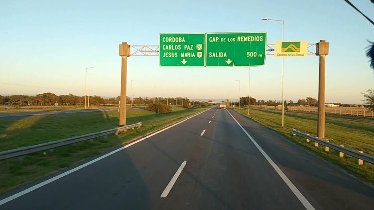 Choque fatal: murió un motociclista y otro hombre pelea por su vida Un motociclista de 33 años murió tras un violento choque con un automóvil sobre Ruta 9, en Oncativo. Su acompañante permanece internado en grave estado mientras se investigan las causas del siniestro.