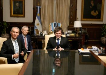 El gemólogo Maurice Ostro se reúne con Javier Milei en Casa Rosada.