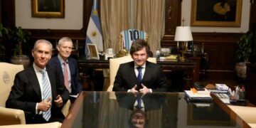 El gemólogo Maurice Ostro se reúne con Javier Milei en Casa Rosada.