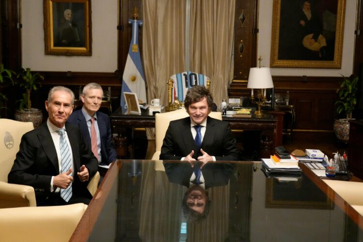 El gemólogo Maurice Ostro se reúne con Javier Milei en Casa Rosada.