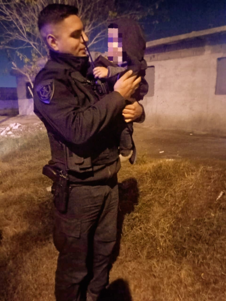 Un niño sufrió un episodio de asfixia y fue salvado por policías El menor fue trasladado al centro de salud del mismo barrio.