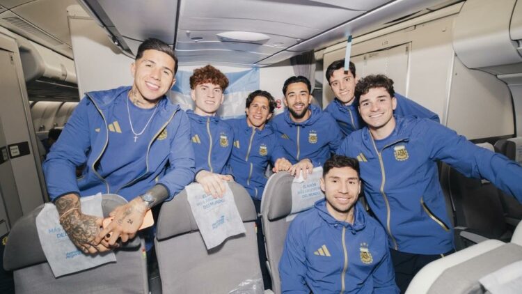 La Selección Argentina ya viaja rumbo a Kansas La Selección Argentina emprendió viaje hacia Kansas City, su base durante la fase inicial del Mundial 2026.