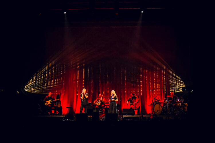 Robert Plant se presentó por segunda vez en Córdoba en un concierto intimista y emocionante, que será memorable para quienes lo asistieron. Gentileza, CUERO Y METAL. Foto: Chester Trigger.