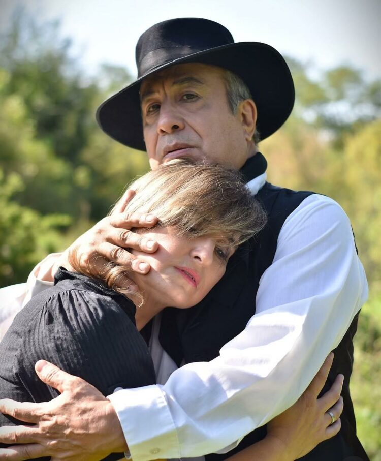 "Temblor de Luna". En escena Paula Gonzáles, Sergio Oviedo y Tomás Brondino. 
Fotografía: Horacio Korposs.