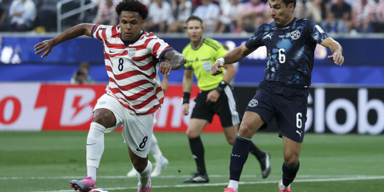 Mundial 2026: Estados Unidos vence por 3-1 a Paraguay El jugador Weston McKennie, de Estados Unidos, disputa el balón con Junior Alonso, de Paraguay.