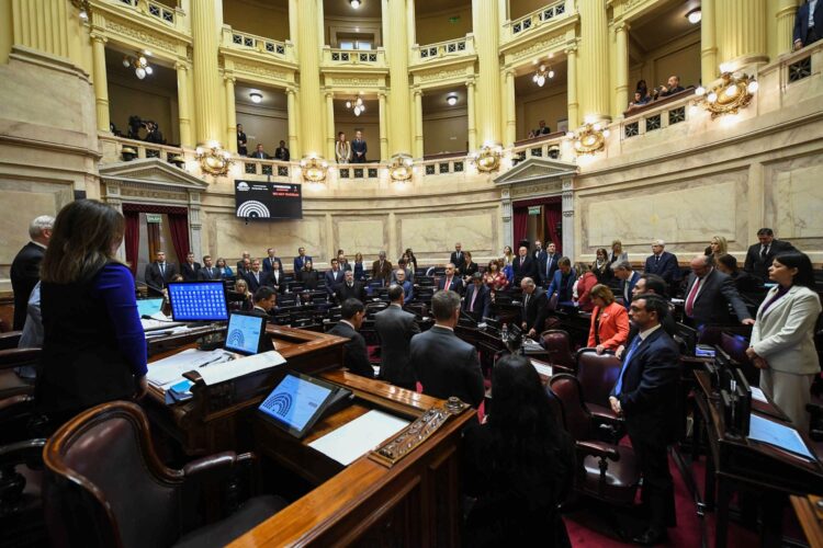 La falta de consenso en el Senado frenó el avance de la reforma electoral impulsada por el Gobierno, especialmente por el rechazo a eliminar las PASO. El debate recién se retomaría después del receso invernal.