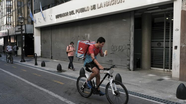 Más de 12 millones de argentinos no tienen acceso a una Defensoría del Pueblo Un informe nacional alertó que más de 12 millones de argentinos viven en provincias sin Defensoría del Pueblo o sin financiamiento para garantizar su funcionamiento.